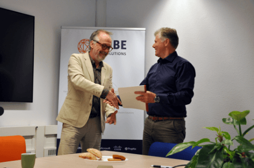 Meerwaarde kiest voor QUBE ICT Solutions als strategische ICT-partner. Martijn Kool schud de hand met Albert Kooijman